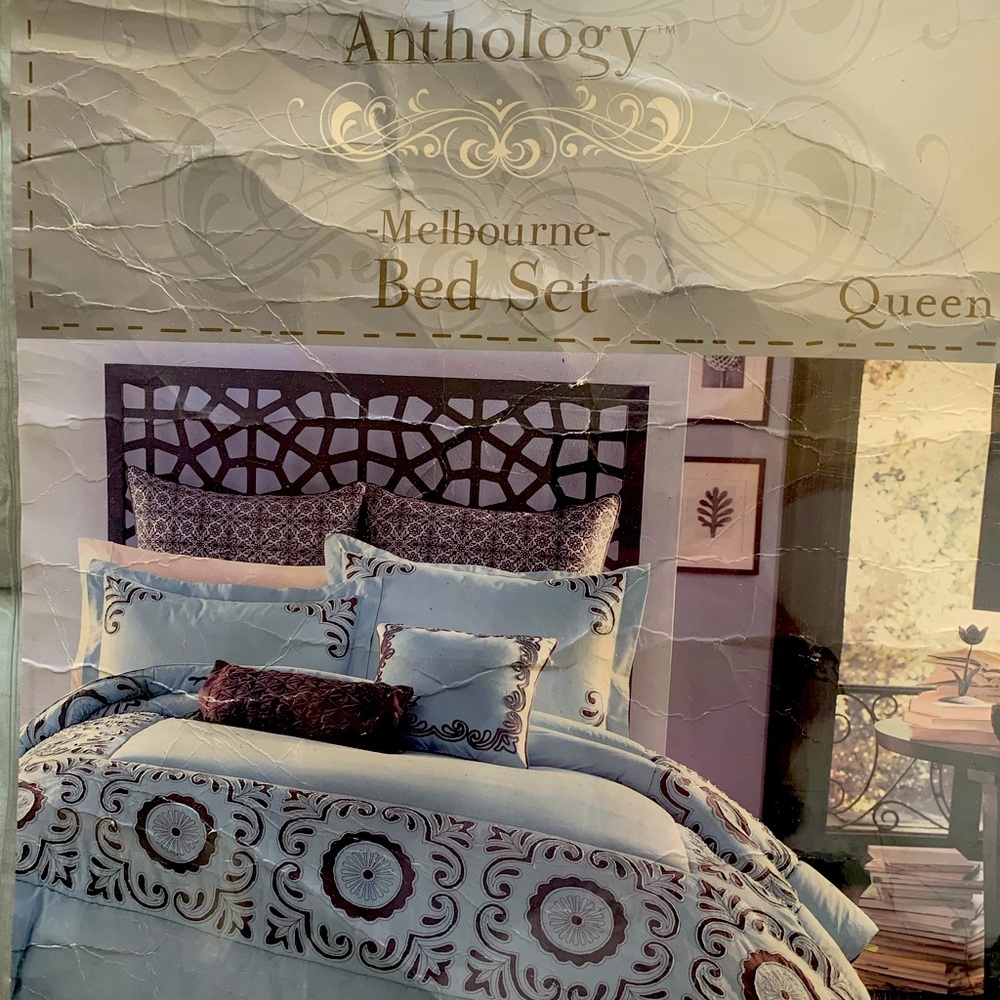 Queen size Anthology “Melbourne” Comforter set including Euro shams